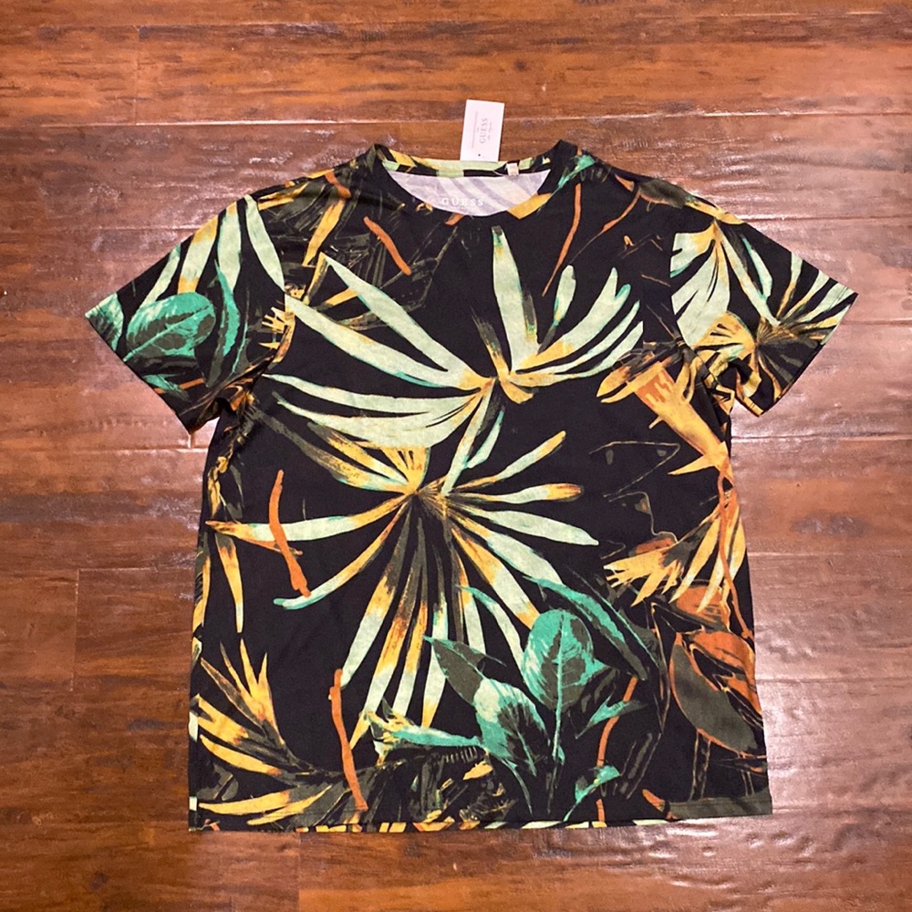 NWT Guess Tropical Jungle Print Short Sleeve t-shirt Size Large